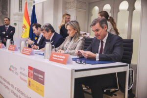 Firma institucional del acuerdo para impulsar la educación financiera en el sistema educativo