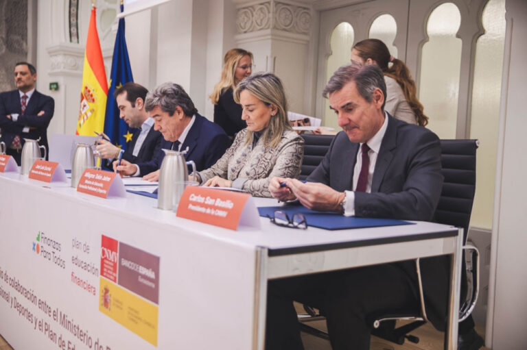 Firma institucional del acuerdo para impulsar la educación financiera en el sistema educativo