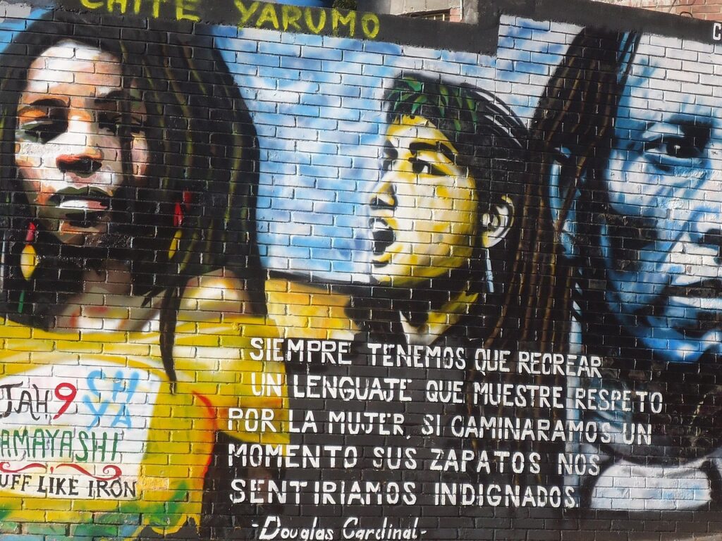 Mural reivindicativo sobre la mujer con una cita del arquitecto Douglas Cardinal pintado en una pared