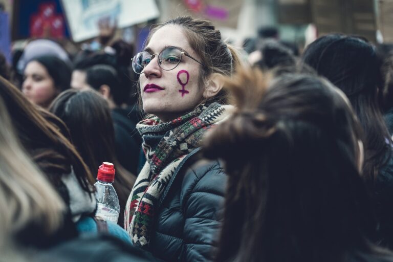 Estudiante participa en una manifestación feminista del 8M reclamando igualdad en la educación