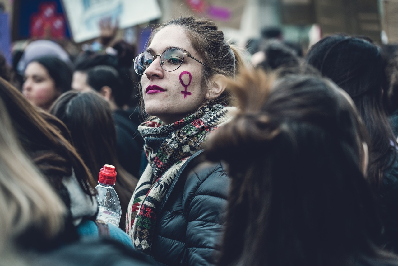 Estudiante participa en una manifestación feminista del 8M reclamando igualdad en la educación