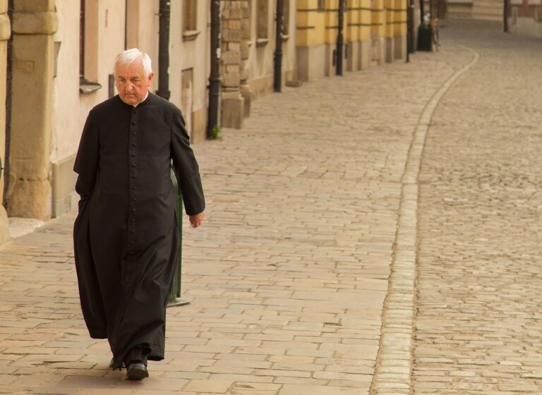 Sacerdote caminando por una calle.