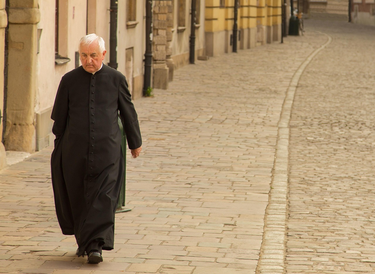 Sacerdote caminando por una calle.