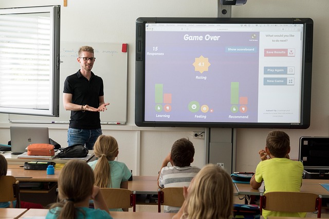 Profesor impartiendo una clase a varios alumnos en un entorno de educación digital.