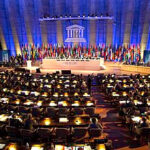 Asamblea general de la UNESCO durante una conferencia internacional sobre educación y cooperación global.