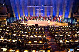 Asamblea general de la UNESCO durante una conferencia internacional sobre educación y cooperación global.